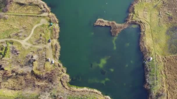 Вид Повітря Поверхню Води Навколишні Зелені Поля Зреняніні Сербія — стокове відео