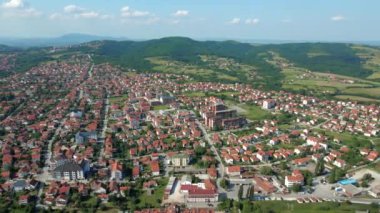 Arka planda yeşil tepeler olan muhteşem Arandjelovac kasabasının insansız hava aracı görüntüleri