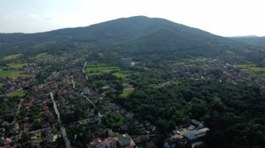 Şehrin yukarısında Arandjelovac 'ın yeşil dağlarında bir gölgede İHA uçuşu