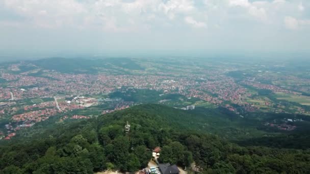 Ormandan Kasaba Manzarasına Bulutlarla Örtülü Resimli Hava Görüntüleri — Stok video