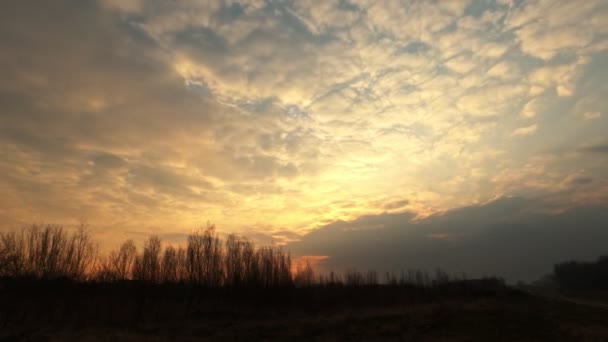华丽的延时镜头捕捉到了云层后面的落日 — 图库视频影像
