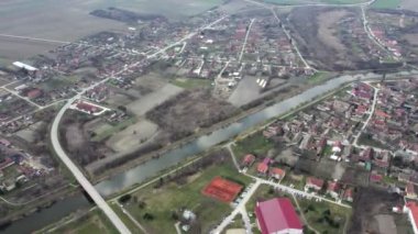 Sırbistan 'ın Bac kentinde küçük bir kasabadan geçen bir kanal DTD' si POV 'u uçuruyor