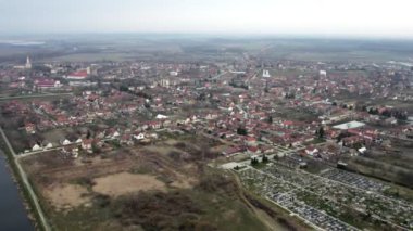 Sırbistan 'ın Bac kentindeki kanal, ev ve mezarlık manzarası