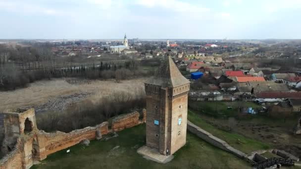 セルビアのバックにある中世の要塞の遺跡の上空のドローン飛行 — ストック動画