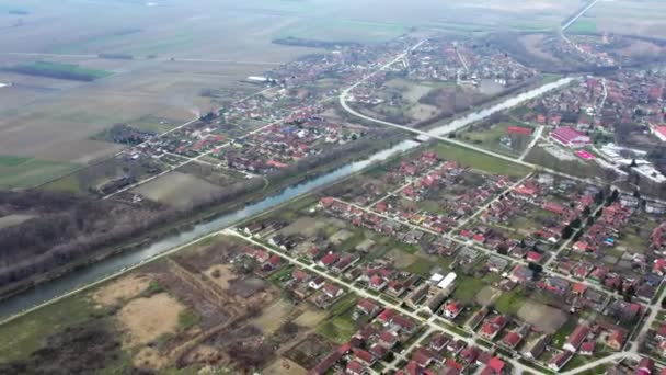Vista Aérea Pequeña Ciudad Bac Serbia Canal Dtd Que Fluye — Vídeo de stock