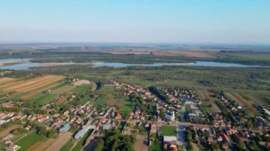 Tuna Nehri yakınlarındaki tarlaları ekili küçük bir köyün Idyllic hava manzarası