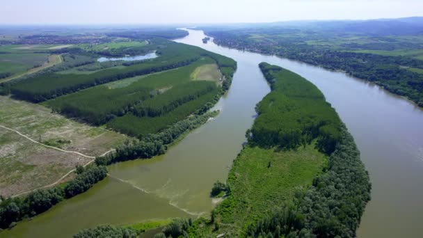 Let Dronem Nad Řekou Dunaj Zalesněným Říčním Ostrovem — Stock video