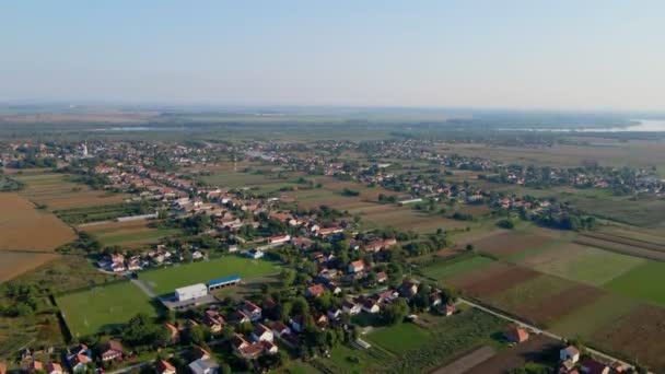 Uitzicht Een Dorp Belegis Servië Met Bebouwde Velden Eromheen — Stockvideo