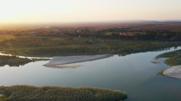 Dron Letí Nad Řekou Dunaj Směrem Vesnici Belegis Srbsku Při — Stock video