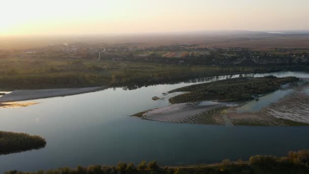 Malé Ostrůvky Řece Dunaji Při Západu Slunce Zajaté Dronem — Stock video
