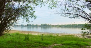 Nehrin diğer tarafından güzel bir kasaba manzarası görünüyor.