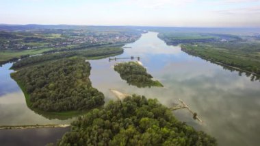 Tuna Nehri 'ndeki adalar ve nehrin çevresindeki topraklar yukarıdan görülüyor.