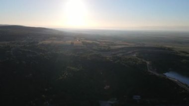 Kırsal kesimdeki tepelerin ardında muhteşem bir günbatımı, insansız hava aracı