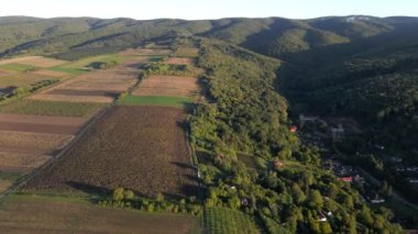 Dağlar ve ormanlarla çevrili tarım arazileri