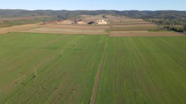 Geniş yeşil ovalar yükselen insansız hava aracıyla ele geçirildi.