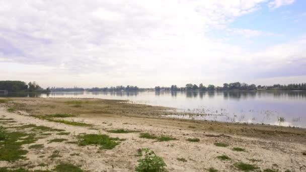 Řeka Břehu Dunaje Prázdné Rozbité Skořápky Písečném Pobřeží Pod Modrou — Stock video