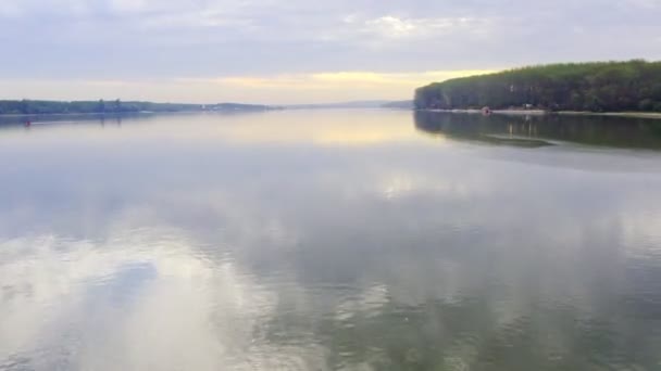 Let Dronem Nad Řekou Dunaj Při Západu Slunce Poblíž Beocinu — Stock video