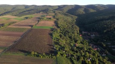 Dağlar ve ormanlarla çevrili tarım arazileri