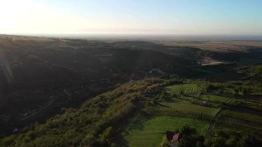 Gün batımında bir gölgede kırsal alan manzarası