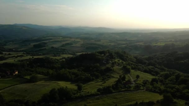上から見た夕暮れのセルビアのブクルジャ山の耕地や森の美しい景色 — ストック動画