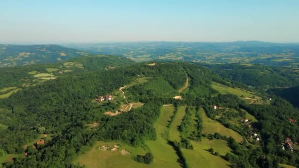 Drone Vuela Sobre Campo Montaña Bukulja Bajo Cielo Azul Brillante — Vídeos de Stock