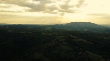 Sırbistan 'ın Bukulja kentinin kırsal kesimlerini ele geçiren insansız hava aracı, güneş dağların ardında batarken