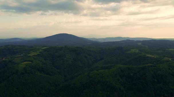 Peisajul Muntelui Bukulja Serbia Într Amurg Drona Pov — Videoclip de stoc