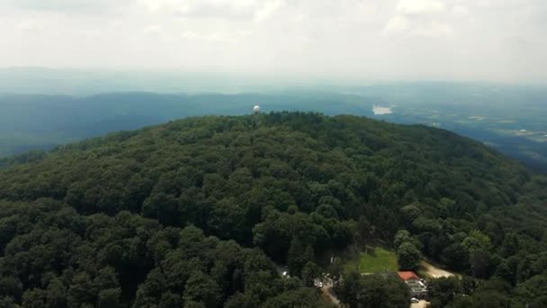 Kulesiyle Bukulja Nın Dağlık Tepesinde Uçuşu Puslu Manzarayı Görüntülemek — Stok video