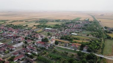 Sırbistan 'ın Donji Petrovci kasabasının üzerinde altın tarlalarla çevrili İHA uçuşu