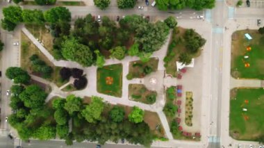 Gornji Milanovac kasabasında küçük bir park.