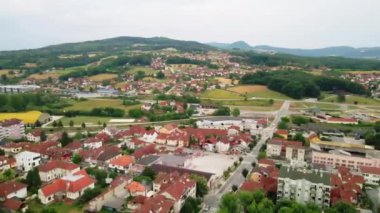 Dağlarla çevrili Gornji Milanovac yerleşim bölgesinin güzel hava görüntüleri