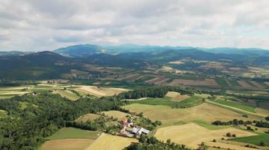 Bulutlu gökyüzünde dağlarla çevrili ekili toprağın Idyllic hava görüntüleri