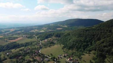 Dağlarda ağaçlarla kaplı bir kırsal bölgenin hava görüntüleri.