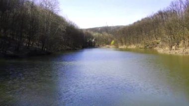 Drone dalgalanan göl yüzeyini hemen üzerinde uçarken yakalıyor.