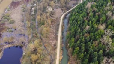 Nehrin göl kıyısında akışını ve günbatımında ekili tarlaları gösteren drone görüntüleri.