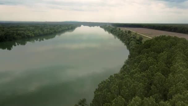 Dron Létá Nad Čistým Povrchem Jezera Odrážejícím Zamračenou Oblohu — Stock video