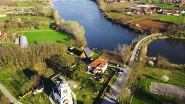 Venkovská Krajina Kostelem Domy Břehu Jezera Drone Pov — Stock video