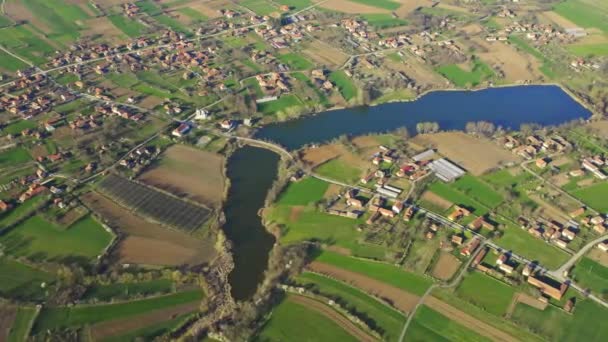 Vista Aérea Uma Aldeia Rabrovac Sérvia Lago Dia Primavera Ensolarado — Vídeo de Stock