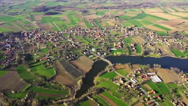 Drone Fångar Byn Och Sjön Rabrovac Från Högt Ovan — Stockvideo