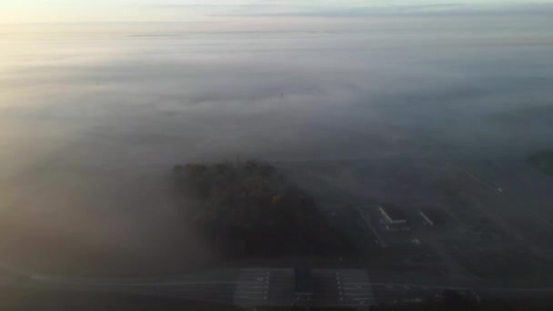 Hustá Mlha Nad Městečkem Při Západu Slunce Dron Pov — Stock video