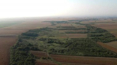 Uçsuz bucaksız tarım arazileri ve ormanların uçsuz bucaksız gökyüzü manzarası