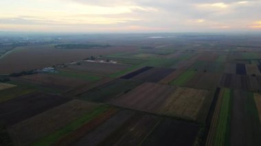 İnsansız hava aracı, şehrin yakınlarındaki geniş tarım alanlarında gün batımını yakalıyor.