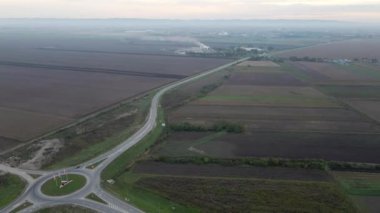 Kırsal kesimin ortasındaki trafik ve yolun insansız hava aracı görüntüsü