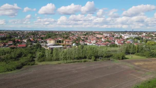 Drone Vangt Een Stadsgezicht Omringd Door Gecultiveerd Land Onder Heldere — Stockvideo