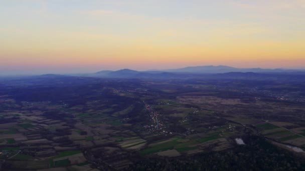 Idylliska Flygbilder Landsbygden Mot Bakgrund Berg Skymningen — Stockvideo