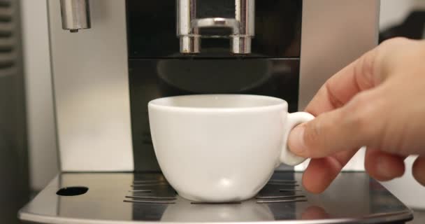 Bir Espresso Makinesine Beyaz Bir Kahve Bardağı Koyar — Stok video