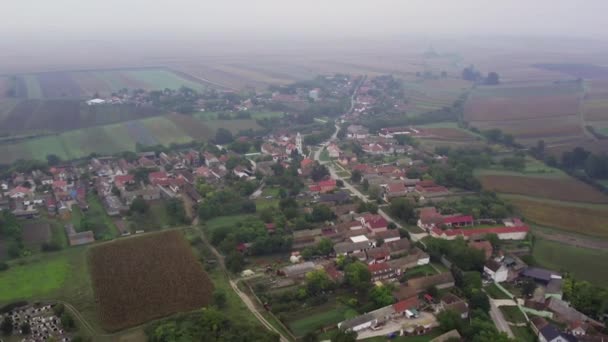 ドローンは 霧の中でセルビアのマリ ラディンチ村を登って捕獲します — ストック動画