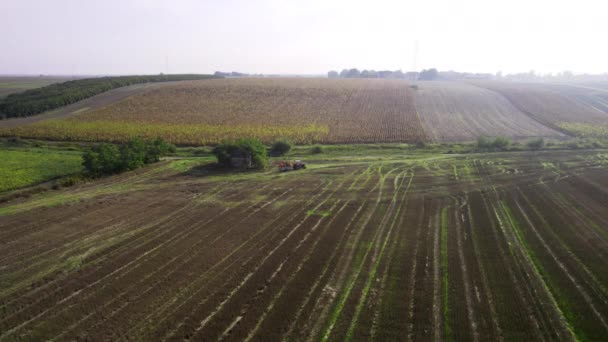 Drone Shot Van Het Platteland Met Tractor Vol Met Mensen — Stockvideo