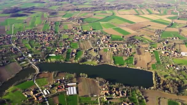 Vista Aérea Pueblo Lago Rabrovac Serbia Campos Cultivados Alrededor — Vídeo de stock