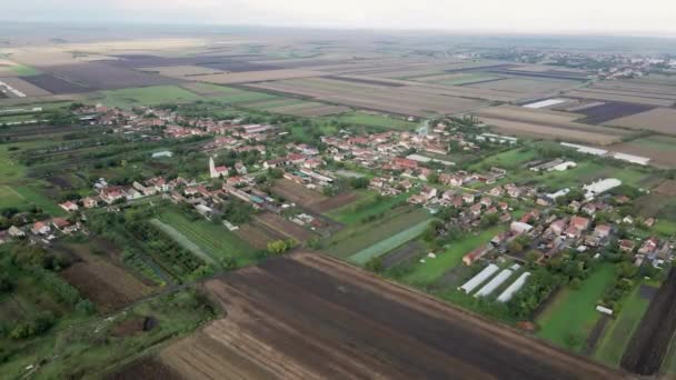 Prachtig Uitzicht Vanuit Lucht Een Dorp Omliggende Landbouwgrond — Stockvideo